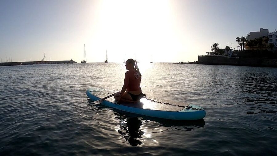 2h Sunset Paddle Board Session in Gran Canaria - Photos, stretching, and the last light