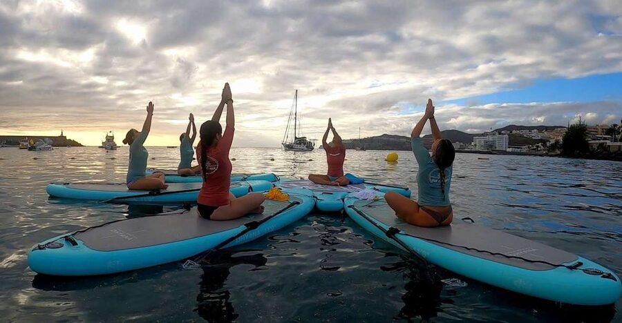 Arguineguín: Stand-up Paddleboard Yoga Class with Instructor - The yoga class on the water