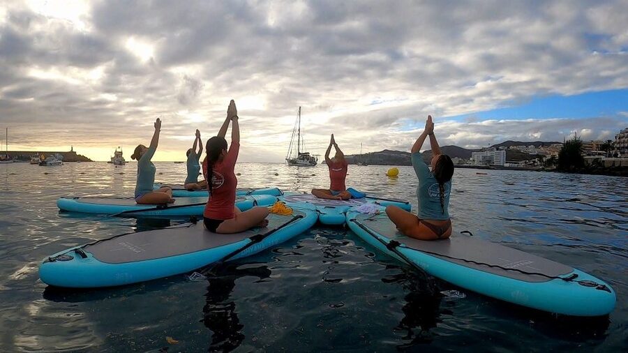 Arguineguín: Stand-up Paddleboard Yoga Class with Instructor - Equipment, safety, and the sunscreen warning