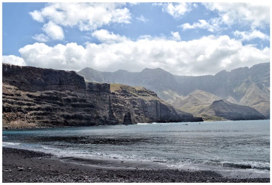 From Las Palmas: Full-Day Tour of the North - The bus, the guide, and the bilingual format