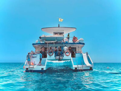 Boat trip along the coast w/ Food & Drinks