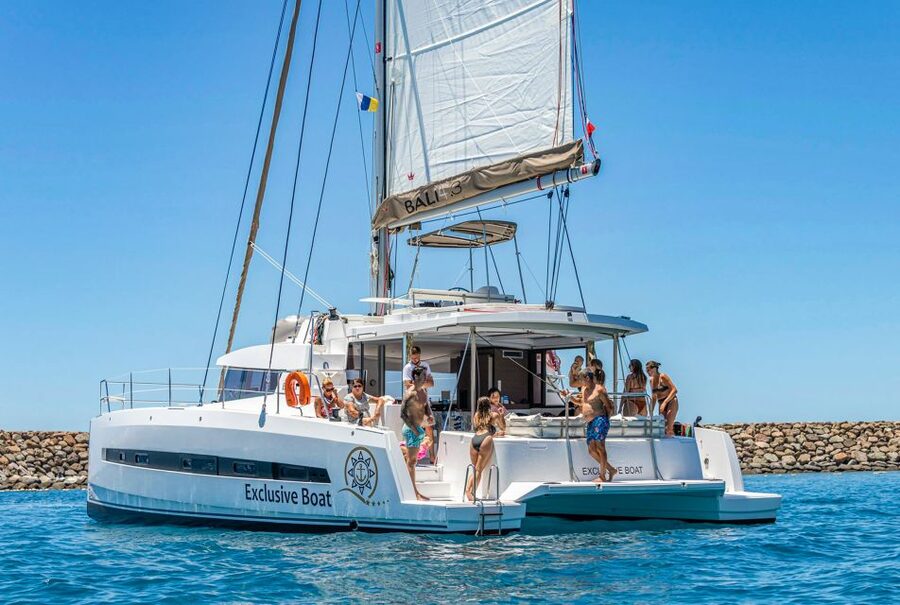 Gran Canaria: Catamaran Day Trip with Food and Drinks - Lunch arrives with ocean views