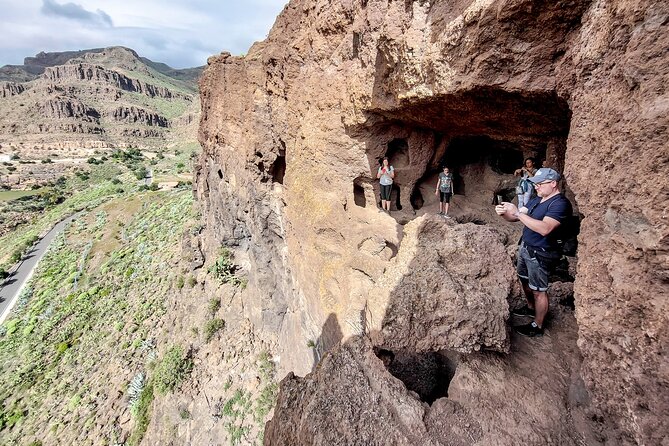 Gran Canaria Cave, Oasis, Red-gorge Adventure & cosy Picnic - Santa Lucía: coffee, local products, and a generous picnic pause