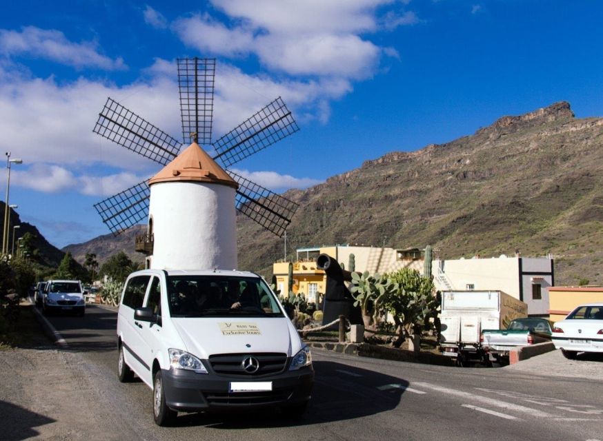 Gran Canaria: Island Highlights Tour with Optional Lunch - A mountain village, church, and a proper break