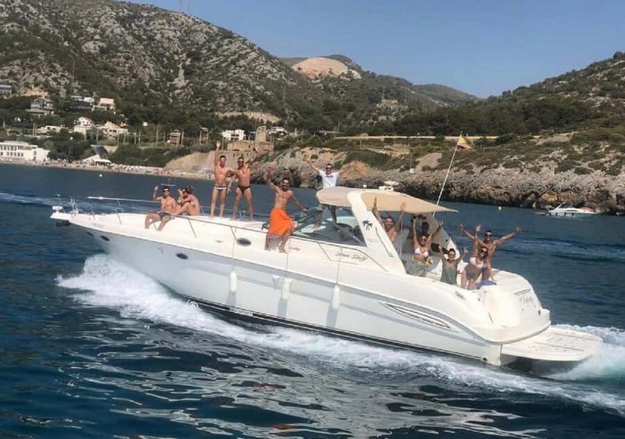 Gran Canaria: Shared yacht excursion with beverages, lunch and snorkeling - The optional water-sports pause