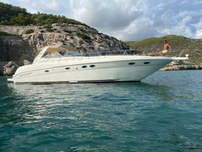 Shared yacht excursion with beverages, lunch and snorkeling