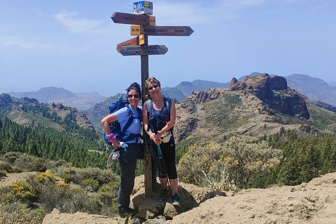 Hikes Roque Nublo - Walking toward Gran Canaria’s famous monolith