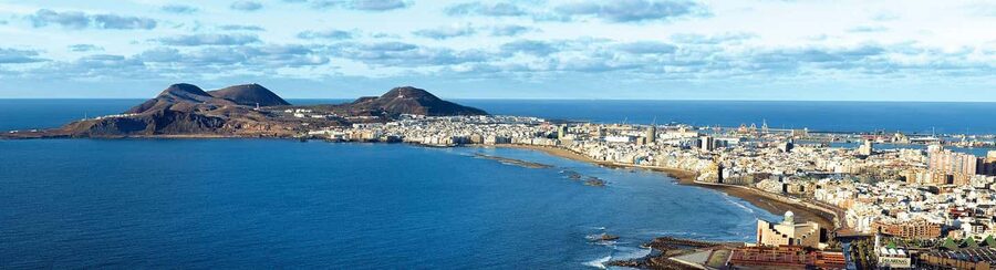 Las Palmas: City, Harbor, and Beach Walking-Hiking Tour - The harbor and port area set the scene