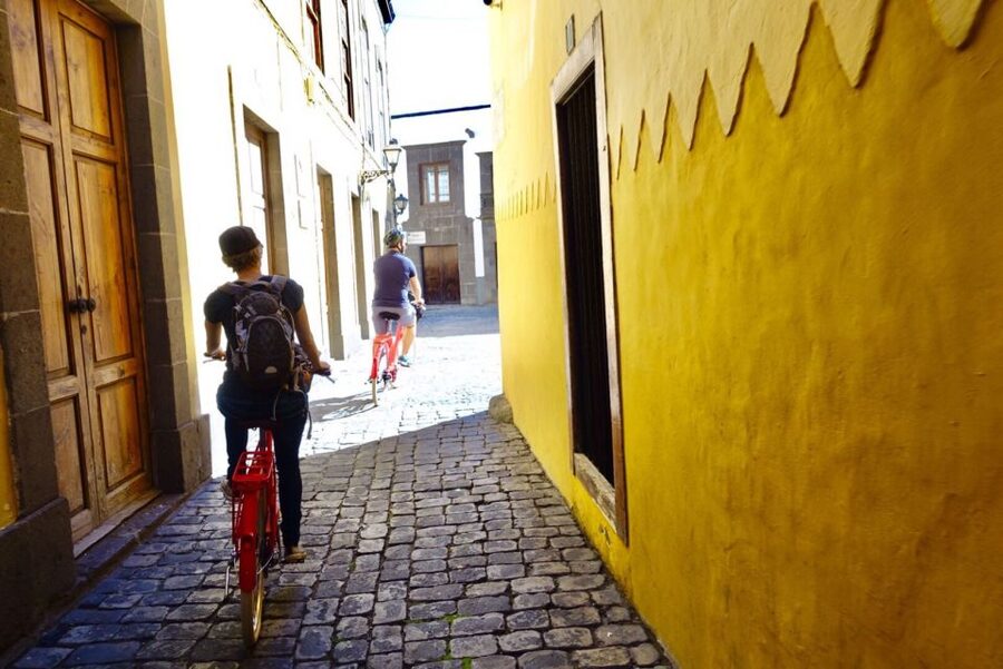 Las Palmas de Gran Canaria: Guided City Tour by Bike - Santa Catalina Park and the British Connection