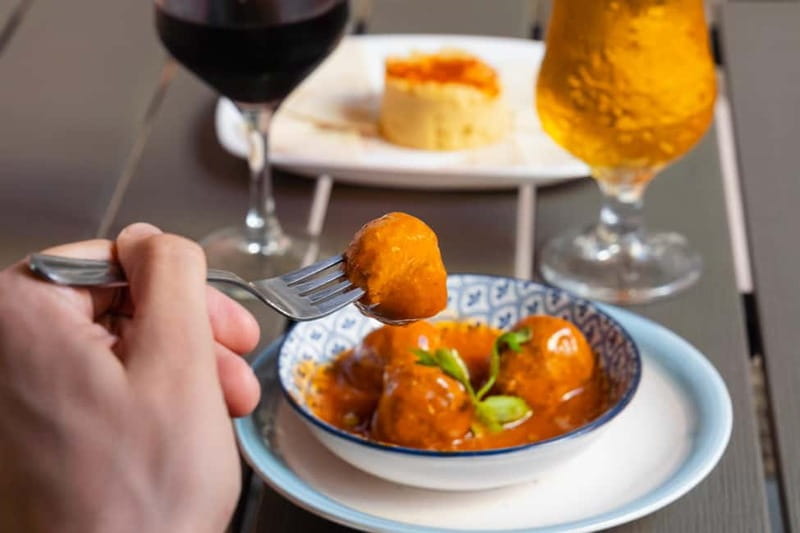 Las Palmas: Gourmet Tapas and Wine Tour in the Old Town - Calle Obispo Codina and the second restaurant