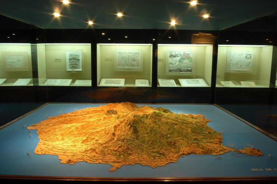 Las Palmas: Private Old City Guided Walking Tour with Tapas - Languages, access, and group size