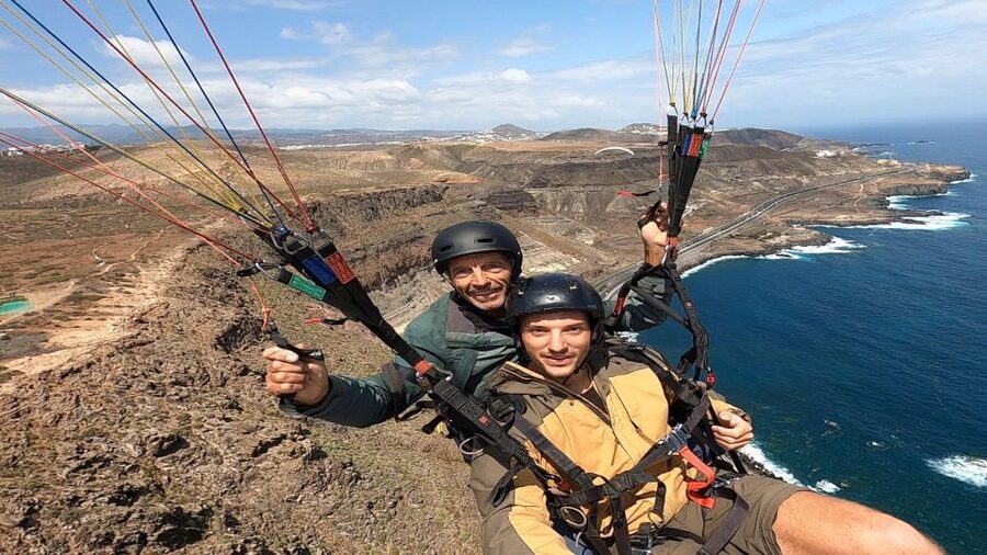 Las Palmas: tandem paragliding flights for everyone - The Ladera Alta transfer and safety briefing