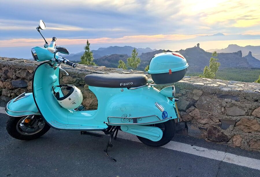Maspalomas and Las Palmas: electric vintage scooter for rent - Sharing the scooter with a second rider