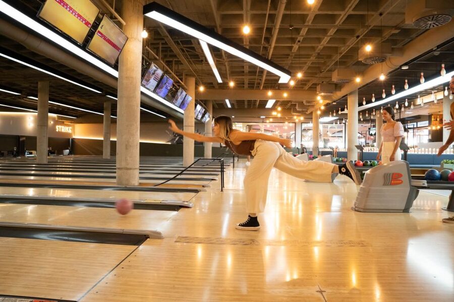 Maspalomas: Bowling Session Entry Ticket at Holiday World - Price, cancellation, and practical value