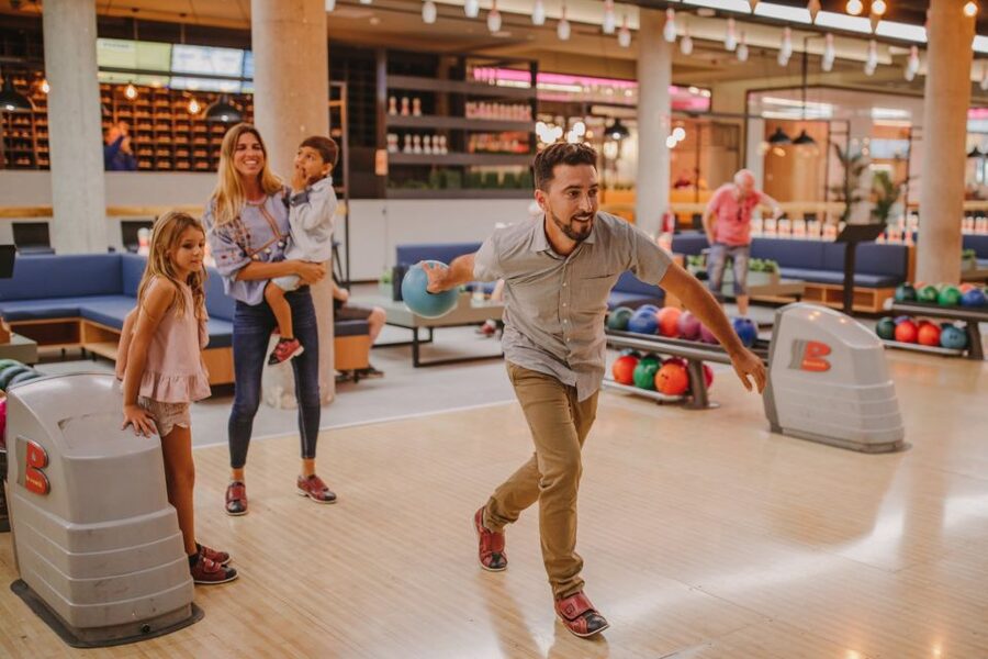 Maspalomas: Bowling Session Entry Ticket at Holiday World - Arriving, checking in, and choosing your shoes
