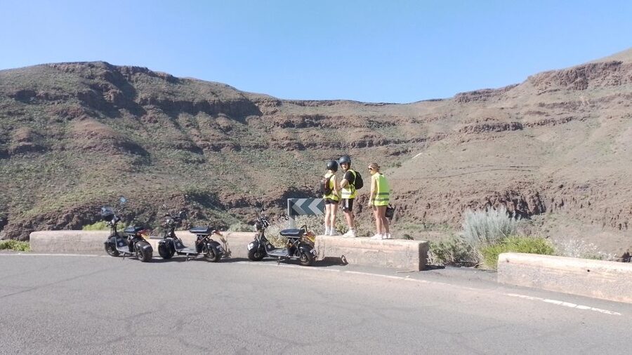 Maspalomas: E-Scooter or E-Bike Tour+Western Town Sioux City - Cowboys, bank robberies, and saloon shows
