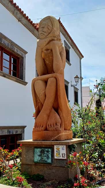 Maspalomas: Hiking to Roque Nublo with 2 authorised guides - A picnic of sandwiches and local fruit