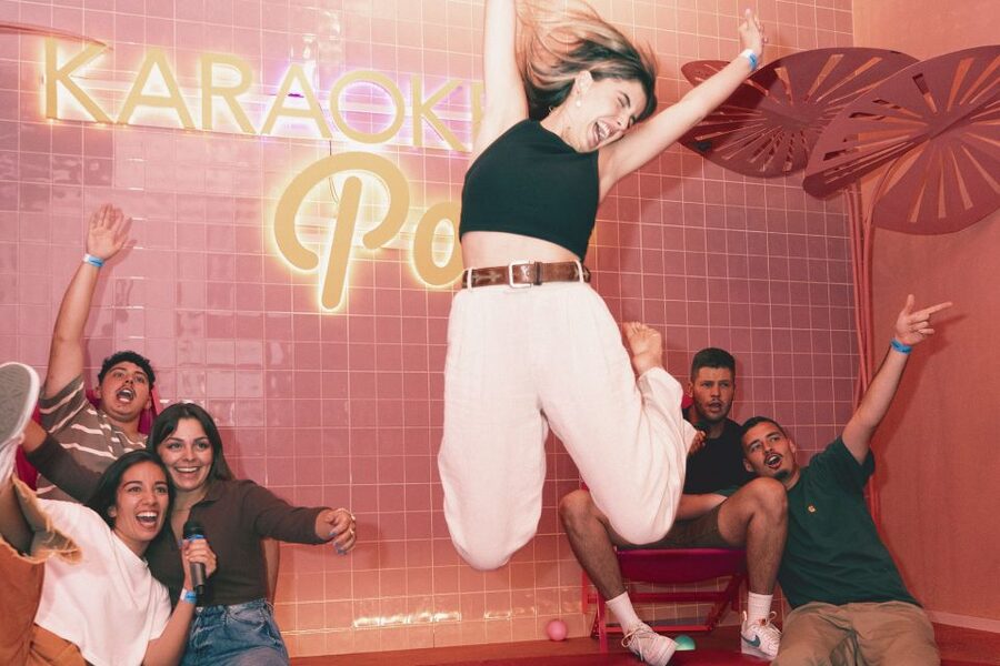 Maspalomas: Holiday World Themed Karaoke Room Rental - How the 110-minute session works