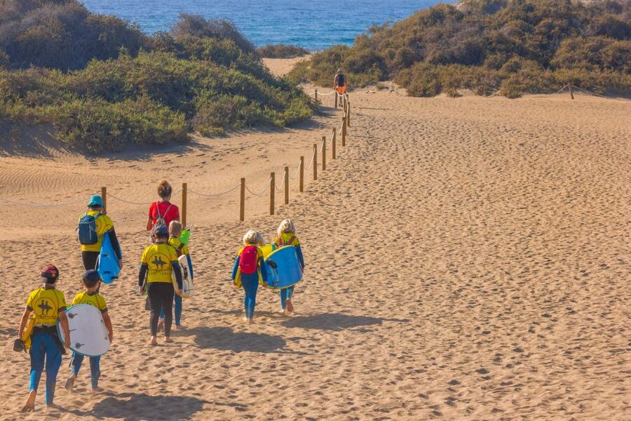 Playa del Inglés Maspalomas: High Quality Surf Classes - Getting into the water for the first time