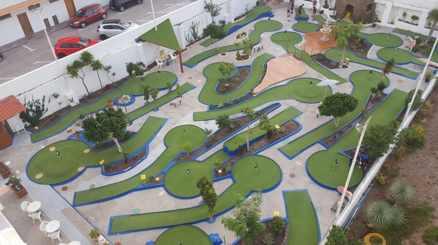 Playa del Inglés: Minigolf Taidia - Mini the cat and the human side of the course