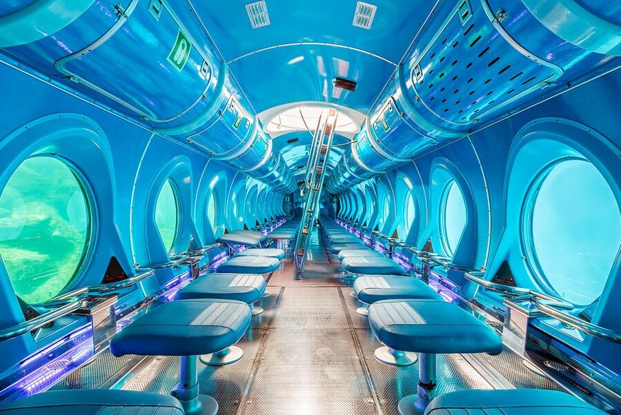 Puerto de Mogán: Submarine Tour - The audio guide and passenger screens