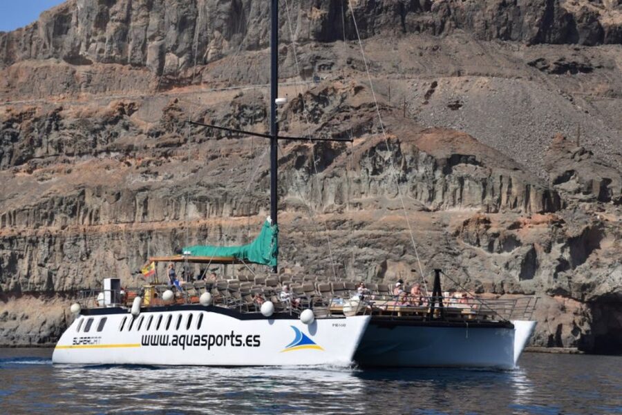 Puerto Rico : 2 hour Dolphin Catamaran Excursion - Crew, languages, and the level of commentary
