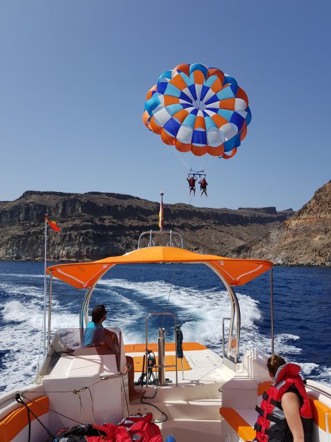 Puerto Rico de Gran Canaria : Parasailing - Getting fitted into the harness